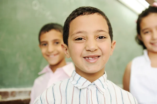 Atividades educativas em sala de aula na escola, aprendizagem de crianças felizes — Fotografia de Stock