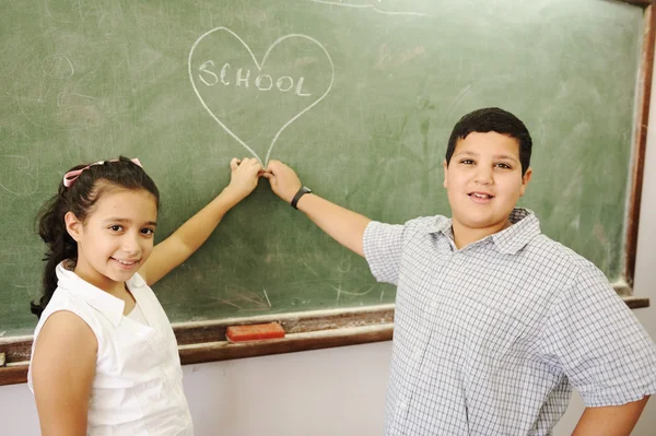 学校、幸せな子供たちの学習の教室での教育活動 — ストック写真