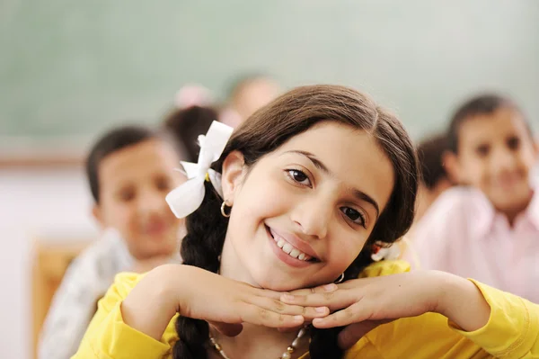 Образование в классе в школе, счастливые дети учатся — стоковое фото