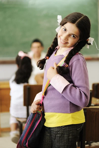 Bildungsaktivitäten in der Schule, glückliche Kinder beim Lernen — Stockfoto
