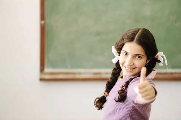 Utbildning i klassrum på skolan, glada barn att lära — Stockfoto