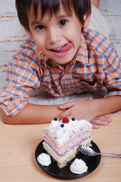 Muito bonito criança prestes a comer bolo colorido, isolado — Fotografia de Stock