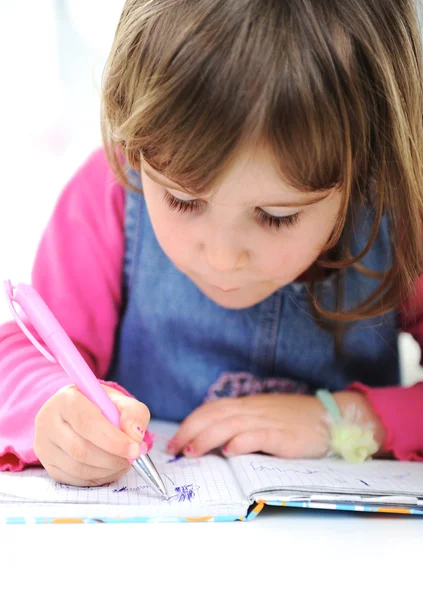Szczęśliwa dziewczynka rysunek z ołówków w domu — Zdjęcie stockowe