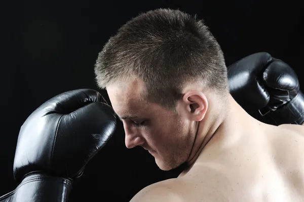 Portret artystyczny atrakcyjny bokser na czarnym tle — Zdjęcie stockowe