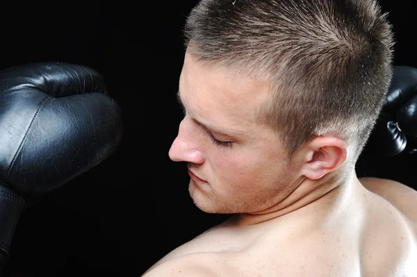 Retrato artístico de boxeador atraente contra fundo preto — Fotografia de Stock