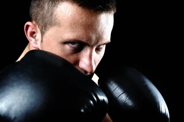 Artistieke portret van aantrekkelijke bokser tegen zwarte achtergrond — Stockfoto