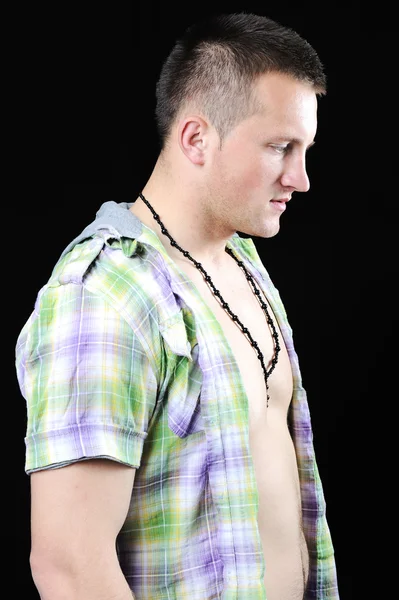 Stylowa moda młody mężczyzna portret na czarnym tle — Zdjęcie stockowe