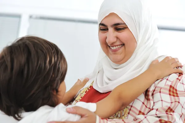 Muslim arab ibu dan anak — Stok Foto