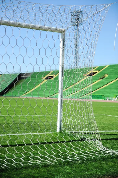 Rete da goal e linea bianca in un campo da calcio sullo stadio — Foto Stock