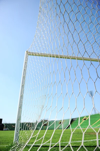 Cél nettó és fehér vonal a stadionban egy focipálya — Stock Fotó
