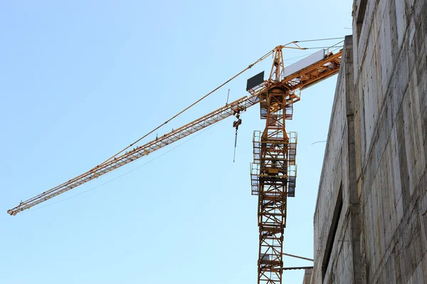Gebouwen in aanbouw en kranen onder een blauwe lucht — Stockfoto