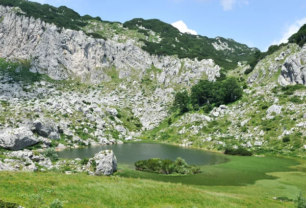 Lac au sommet des collines de montagne — Photo