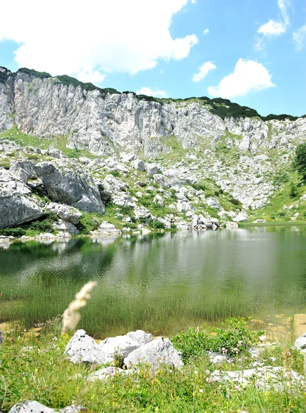 Lago en la cima de las colinas de montaña — Foto de Stock