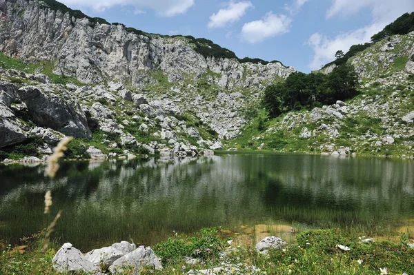 Lago in cima alle colline montane — Foto Stock
