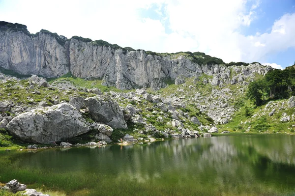 Lac au sommet des collines de montagne — Photo