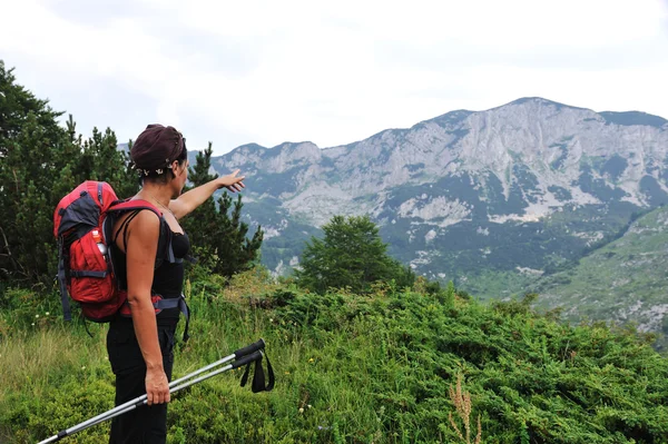 Caminhando até colinas de montanha, aventuras esportivas — Fotografia de Stock