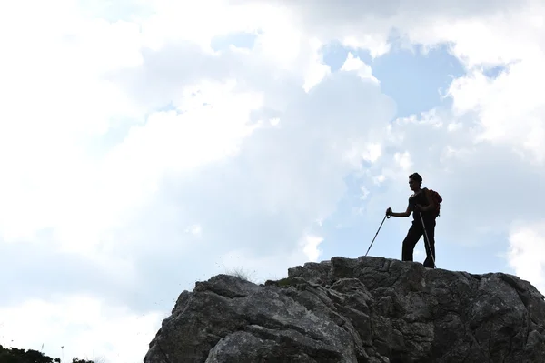 Sziluettjét, egy nő, a ChemBioDraw a használhatóbb, hegymászás és a túrázási lehetőség — Stock Fotó