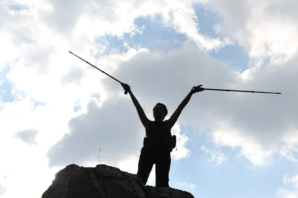 Silhouet van een vrouw tijdens en adventage klimmen en berg lopen — Stockfoto