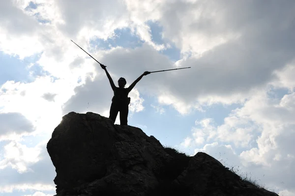 Silhueta de uma mulher durante a escalada e aventura e caminhada na montanha — Fotografia de Stock