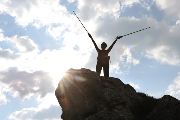 Bir kadına sırasında ve severler tırmanma ve yürüyüş dağ silueti — Stok fotoğraf