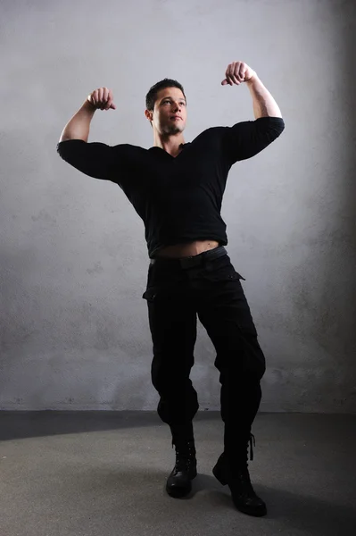 Zarif genç yakışıklı vücut geliştirmeci erkek giysileri ile — Stok fotoğraf
