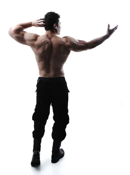 Le corps masculin parfait - bodybuilder impressionnant posant — Photo