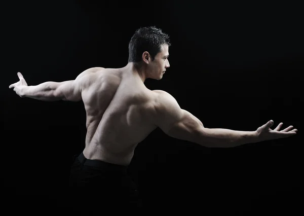 O corpo masculino perfeito - Impressionante fisiculturista posando — Fotografia de Stock