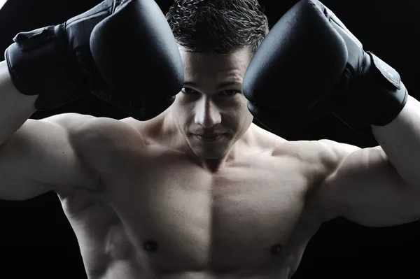Idealne ciało mężczyzna - niesamowite boks myśliwiec — Zdjęcie stockowe