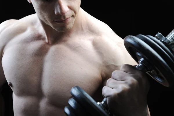 A tökéletes férfi test - félelmetes testépítő pózol a súlyzó — Stock Fotó