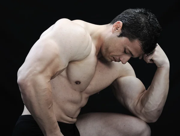 Le corps masculin parfait - bodybuilder impressionnant posant — Photo