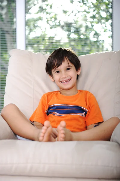 幸せな子供の自宅で座って、屋内 — ストック写真