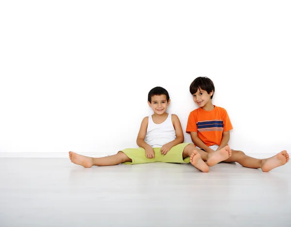 Bambini felici seduti a casa, al coperto — Foto Stock