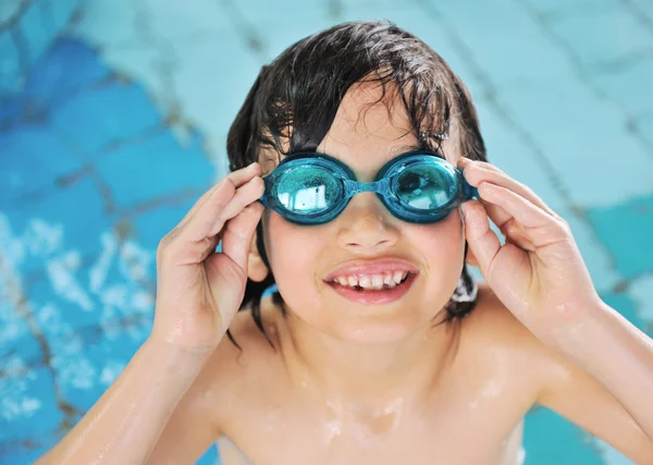 Activités estivales et de natation pour les enfants heureux sur la piscine — Photo