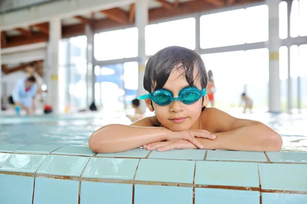 Nyári és úszóprogramok boldog gyerekek számára a medencében — Stock Fotó
