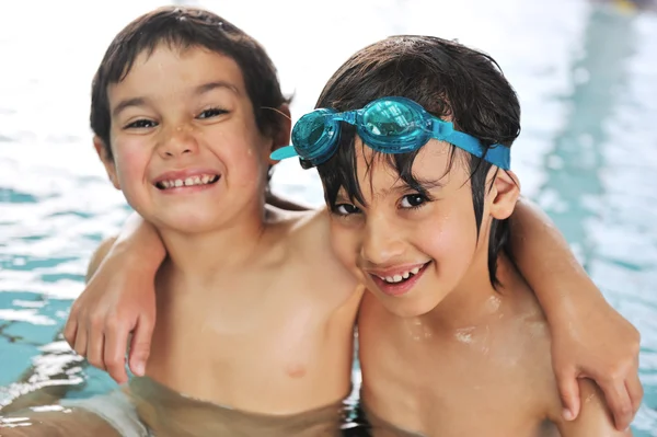 Estate e attività di nuoto per bambini felici in piscina — Foto Stock