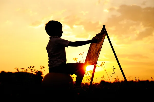 Silueta, grupo de niños felices jugando en el prado, puesta de sol, verano — Foto de Stock