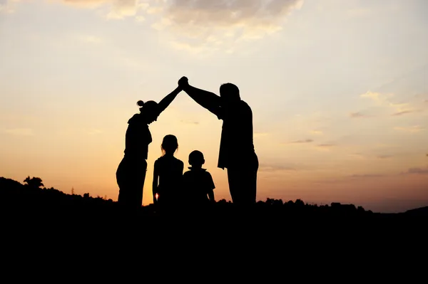 Силует, Група щасливих дітей, що грають на луг, захід сонця, літній час — стокове фото