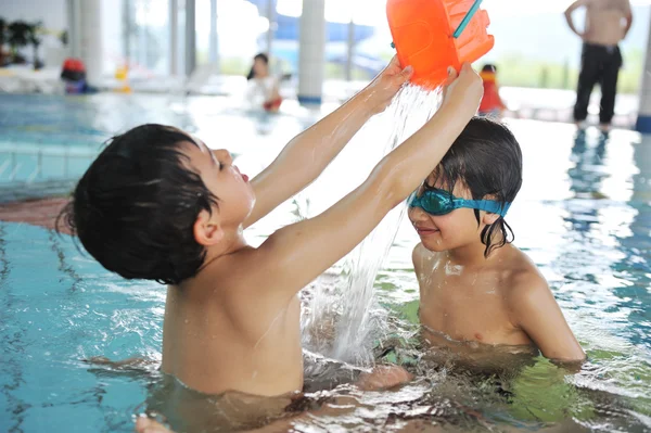 Zomer en zwemmen activiteiten voor gelukkige kinderen op het zwembad — Stockfoto