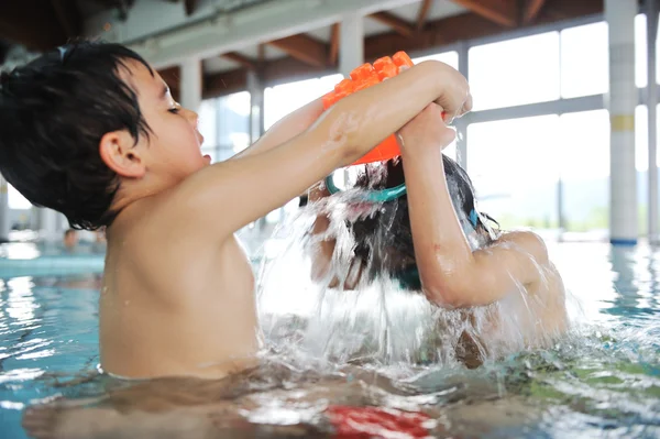 Літній час і заняття з плавання для щасливих дітей на басейні — стокове фото