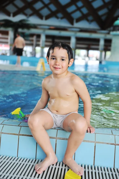 Activités estivales et de natation pour les enfants heureux sur la piscine — Photo