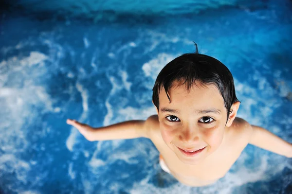 Atrakcje letnie i pływanie dla szczęśliwych dzieci na basenie — Zdjęcie stockowe