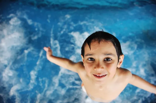 Sommartid och badaktiviteter för glada barn vid poolen — Stockfoto