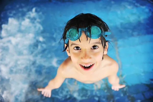 Estate e attività di nuoto per bambini felici in piscina — Foto Stock