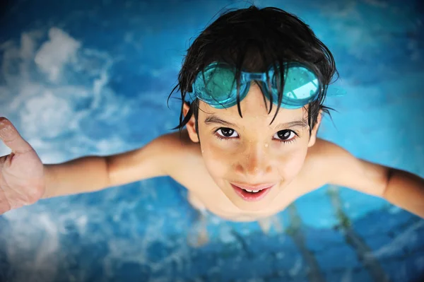 Havuzdaki mutlu çocuklar için yaz ve yüzme aktiviteleri — Stok fotoğraf
