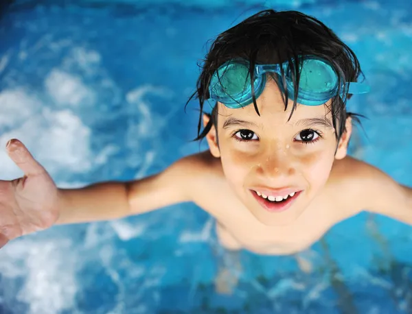 Летние и плавательные мероприятия для счастливых детей у бассейна — стоковое фото