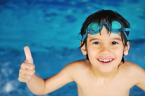 Sommer- und Schwimmaktivitäten für glückliche Kinder am Pool — Stockfoto