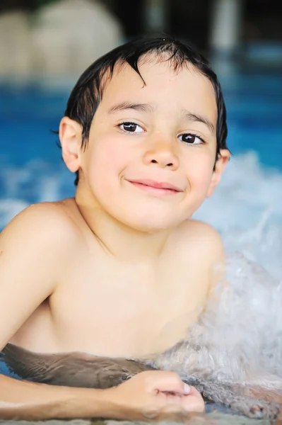 Καλοκαίρι και δραστηριότητες κολύμβησης για χαρούμενα παιδιά στην πισίνα — Φωτογραφία Αρχείου