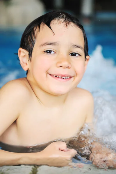 Actividades de verano y natación para niños felices en la piscina —  Fotos de Stock