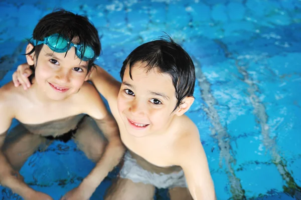 在游泳池里为快乐的孩子们安排暑期和游泳活动 — 图库照片
