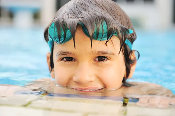 Atividades de verão e natação para crianças felizes na piscina — Fotografia de Stock